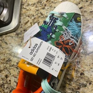 BRAND NEW ADIDAS SUPER EARTH SUPERSTARS MULTICOLOR AND DISTRESSED FLOWER❤️